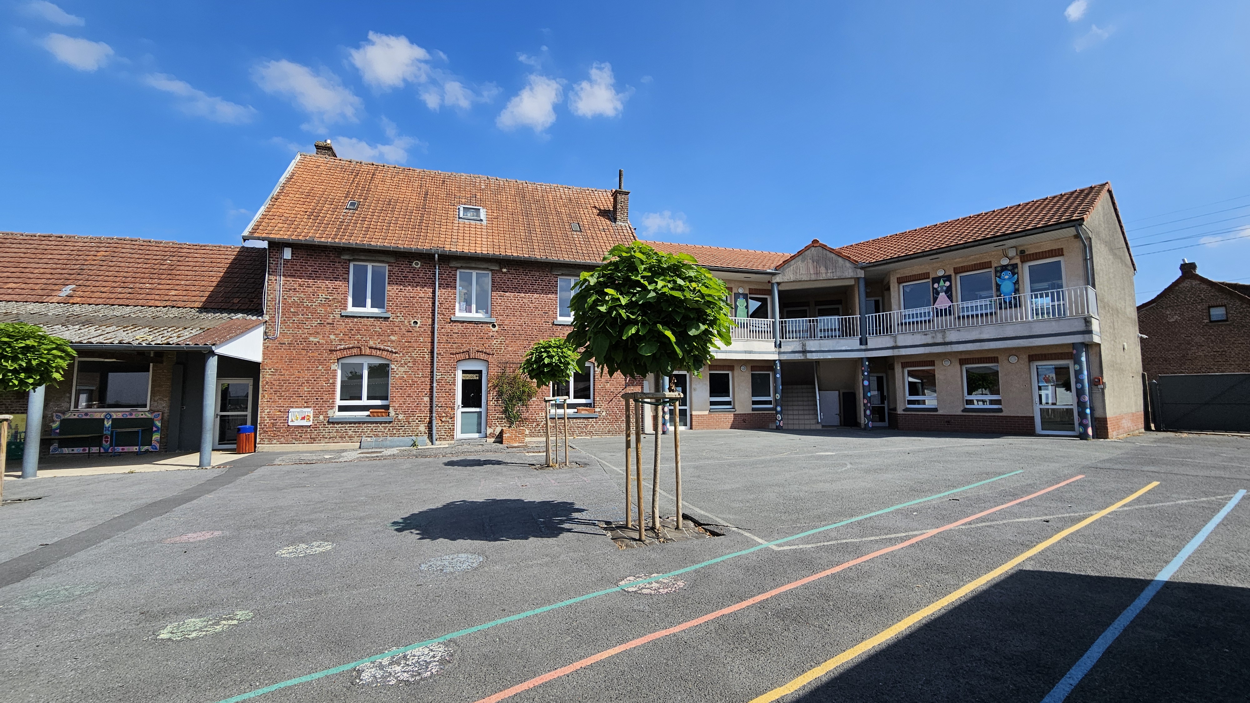Cour et bâtiments de l’école primaire