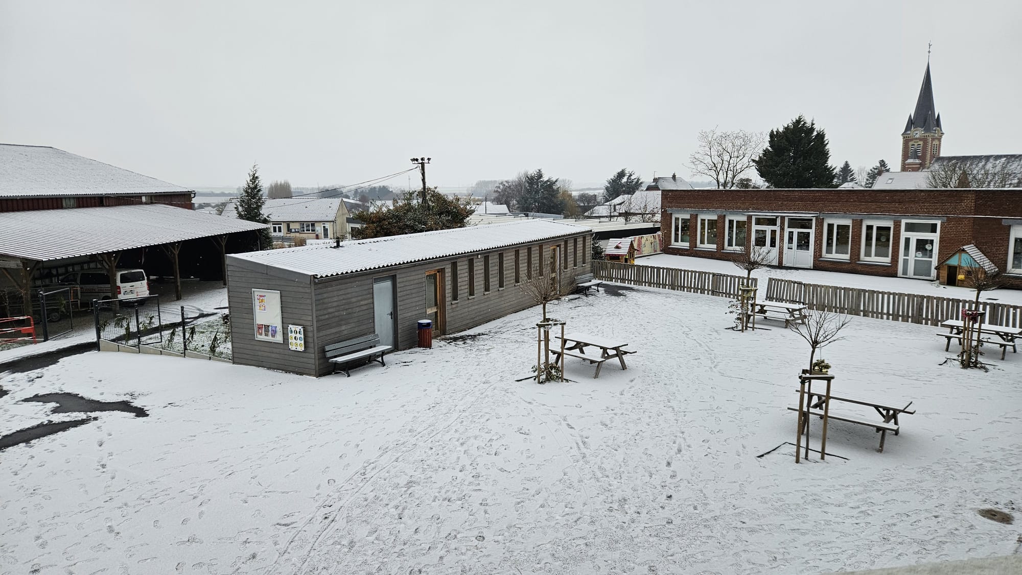 Cour de l'établissement sous la neige